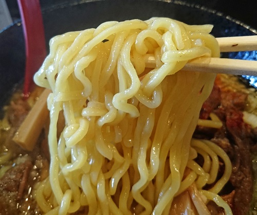 牛すじラーメンの麺の写真