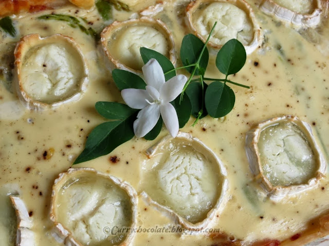 Quiche de espárragos, rulo de cabra y cebolla caramelizada