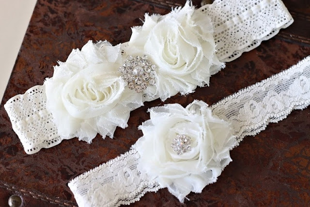 gorgeous-wedding-garter-ideas-vintage-cotton-roses-and-jewel