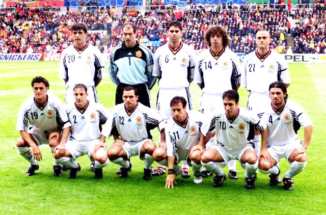 📸SELECCIÓN DE ESPAÑA 📆13 junio 1998 ⬆️Nadal, Zubizarreta, Fernando Hierro, Iván Campo y Luis Enrique. ⬇️Kiko, Ferrer, Sergi, Alfonso, Raúl y Alkorta. SELECCIÓN DE ESPAÑA 2 🆚 SELECCIÓN DE NIGERIA 3 Sábado 13/06/1998, 14:30 horas. XVI Copa Mundial de la FIFA Francia 1998, fase de grupos, Grupo D, jornada 1. Nantes, Francia, Estadio de la Beaujoire: 35.500 espectadores. GOLES: ⚽1-0: 20’, Fernando Hierro. ⚽1-1: 25’,  Mutiu Adepoju. ⚽2-1: 46’, Raúl. ⚽2-2: 73’, Zubizarreta, en propia puerta. ⚽2-3: 77’, Sunday Oliseh.