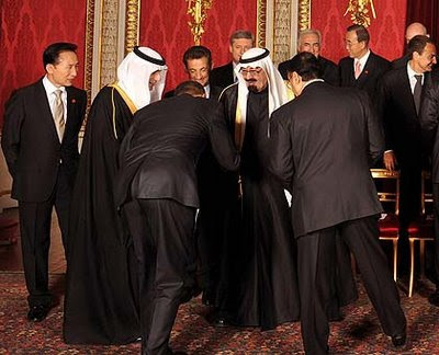 Obama bows to Saudi king