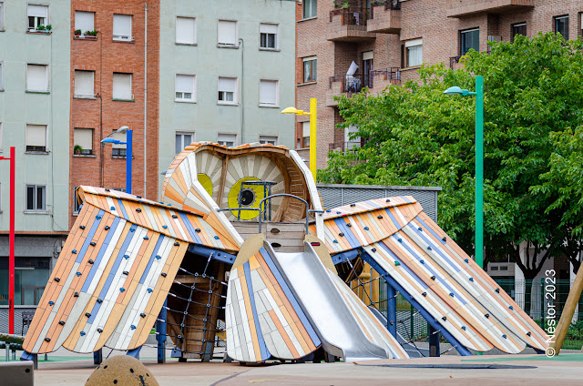 Logroño. Juegos Infantiles en la Plaza Primero de Mayo