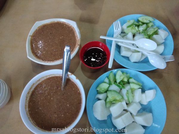 Mrs.A-makan-sate