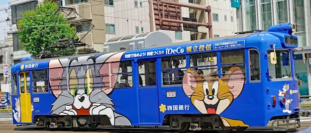 imagem de bondinho japones com pintura do Tom e Jerry