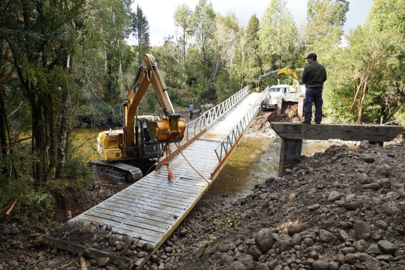 Instalan pasarela para familia aislada por río en Hualaihué