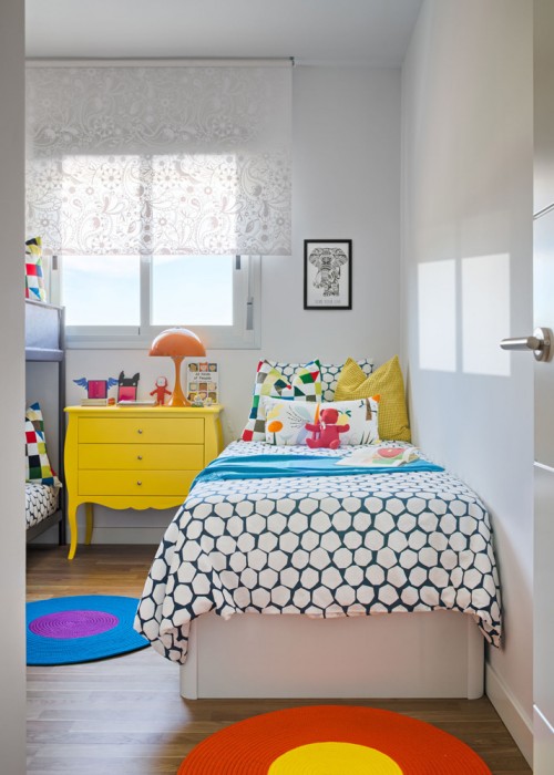 dormitorio infantil decorado con alegres colores chicanddeco