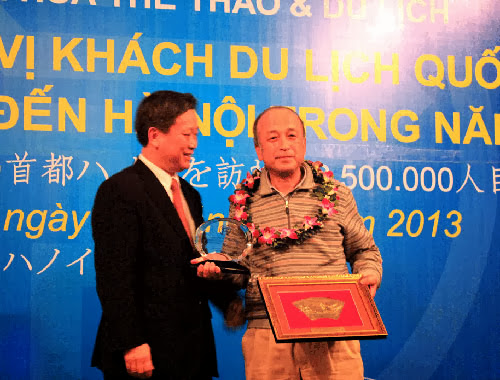 Hanoi welcomes the 2.5 millionth international visitor 1