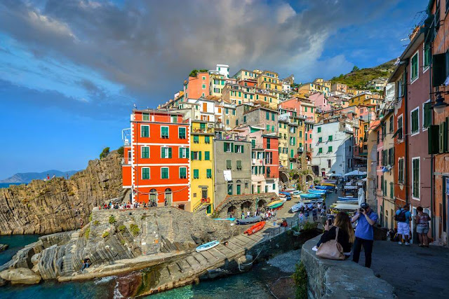 Du khách tới Cinque Terre thường chọn làng Riomaggiore làm điểm dừng chân đầu tiên. Ngôi làng nằm trên sườn đồi, cạnh bờ biển Ligurian. Nơi này nổi tiếng bởi những ngôi nhà sặc sỡ sắc màu, đan xen nhau, tạo cảm giác trùng trùng điệp điệp. Riomaggiore được UNESCO công nhận là Di sản Thế giới, thường xuyên vào top những điểm được tìm kiếm nhiều nhất Italy.