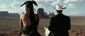 Johnny Deep como Toro, y Armie Hammer como el Llanero, contemplando algunos de los hermosos paisajes de la película