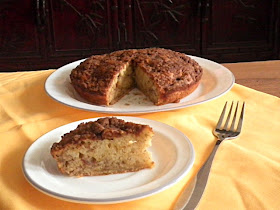 Banana Crumb Cake Recipe @ treatntrick.blogspot.com