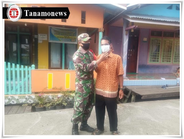 Sambangi Rumah Warga Binaanya, Babinsa 08/Bunut Hilir Bagikan Masker Door to Door