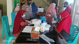 Kapolsek Sukagumiwang Bersama Anggota Berikan Himbauan Prokes Kepada Warga Yang Sedang Menunggu Antrian Vaksinasi