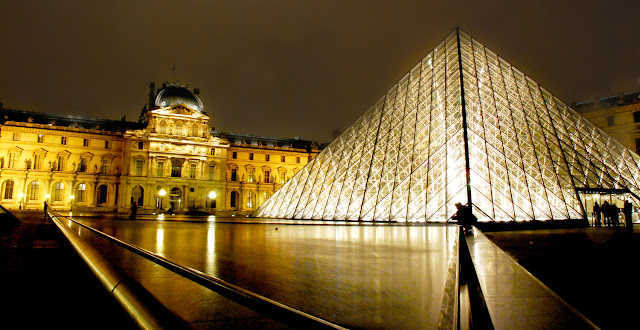 متحف اللوفر من أهم المتاحف الفنية في العالم، ويقع على الضفة الشمالية لنهر السين في باريس عاصمة فرنسا، يزوره حوالي تسعة ملايين 334 ألف سائح.
