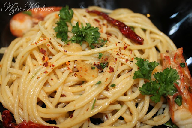 Azie Kitchen: Delicious Spaghetti Aglio e Olio Untuk 