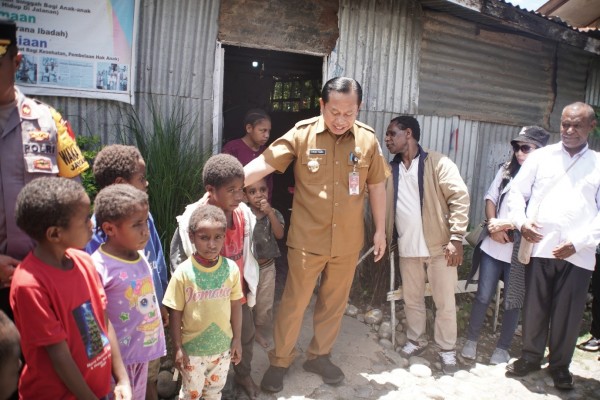 Sumule Tumbo Kunjungi Beberapa Panti Asuhan di Jayawijaya