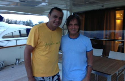 Frank Aguiar visita iate de Roberto Carlos em Angra dos Reis