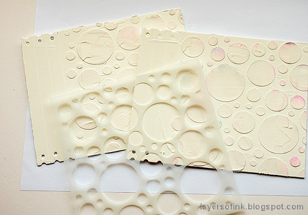 Layers of ink - Foiled Folio Tutorial by Anna-Karin Evaldsson. Apply texture paste through Simon Says Stamp Mix and Match Circles Stencil.