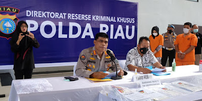 Dua mantan karyawan Bank berinisial NH (37) dan AS (42) diamankan Subdit II Direktorat Reserse Kriminal Khusus (Ditreskrimsus) Polda Riau lantaran telah mengeruk dana nasabah hingga Rp1,3 Milyar.