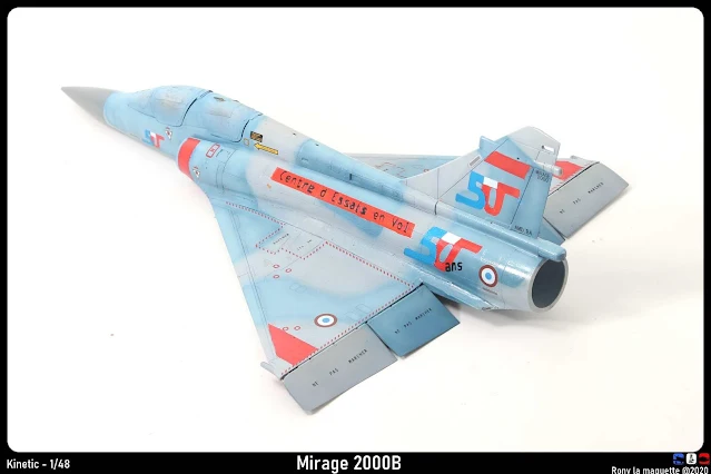 La pose des décalcomanies du Mirage 2000B
