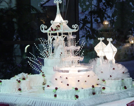 How To Decorate Wedding Cake Table