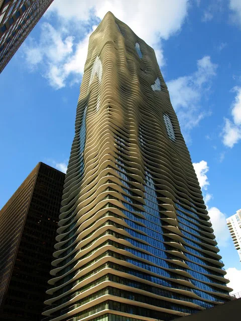 Espectacular vista contrapicado de la Aqua Tower de Chicago que tal y como su nombre indica simula agua en la fachada