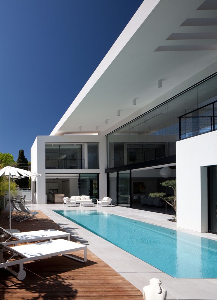 Terrace with swimming pool in Modern Bauhaus Mansion In Israel 