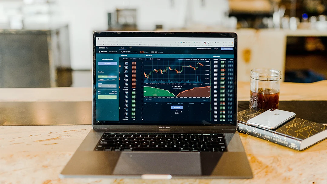 Analisis saham adalah proses kunci dalam investasi, menggunakan data historis untuk pengambilan keputusan yang cerdas.