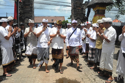 Bupati Giri Prasta Serahkan Dana Hibah Rp 909 Juta  Untuk Masyarakat Desa Adat Kerobokan, Kuta Utara