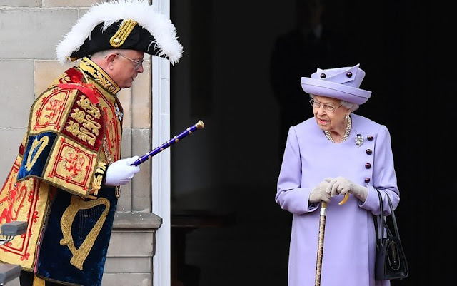 Queen Elizabeth wore a lilac wool coat. Elizabeth diamond brooch edinburg. Kate Middleton and Meghan Markle at Holyroodhouse