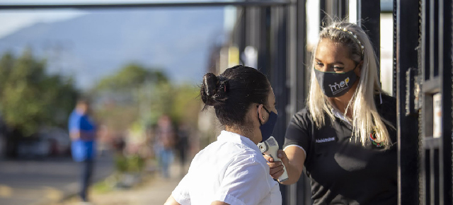 Una maestra le toma la temperatura a Keisy antes de que entre a la escuela.UNICEF Costa Rica/Priscilla Mora