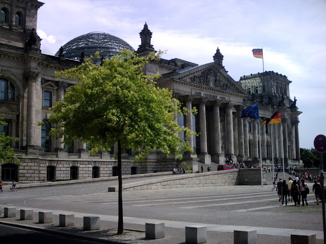 Berlin, Capital of Germany, Mitte Berlin, Charlottenburg, Kurfurstendamm, Tiergarten, Zoo station, Friedrichstrasse, Alexanderplatz, Sachsenhausen, Wannsee, S-bahn, U-bahn, Checkpoint Charlie, Berlin Wall, Potsdammerplatz, Pergamum Museum, Museum Island, Tempelhof airport, Wannsee, Strandband, Berlin Welcome  Card, 