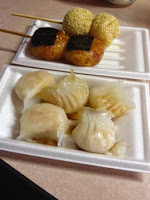 jiaozi e spiedini di onigiri