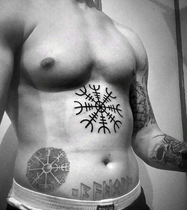 tatuaje de vegvisir vikingo