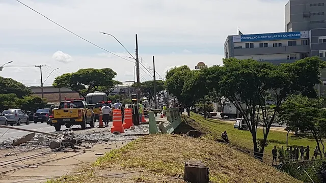 Ônibus cai de viaduto em Contagem, na Grande BH