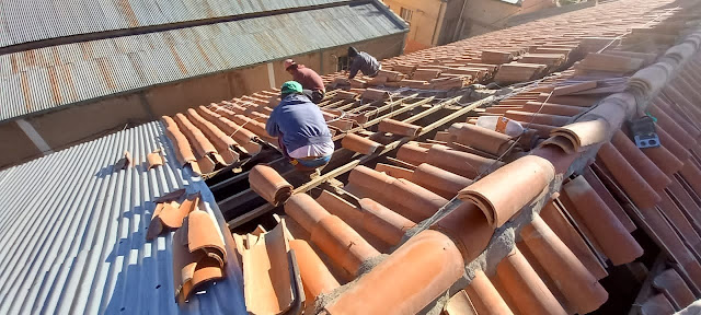 Wir führen die Reparatur des Daches der Kirche Nuestra Señora del Carmen in Villazón durch. Neu eindecken des Daches in seiner Gesamtheit mit gebogenen Keramikziegeln unter Verwendung von alten und neuen Ziegeln, Sicherung mit verzinktem Draht, um Bruch zu verhindern. Durch Beschädigung des Daches durch Wind, in der Regenzeit erleidet die Hauptkirche von Villazón Wasserschäden. Das hat teilweise schon das Innere beschädigt durch sich verschlechternde Wände und Putze.