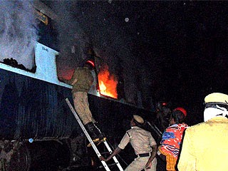 Mueren 23 personas al incendiarse tren en India