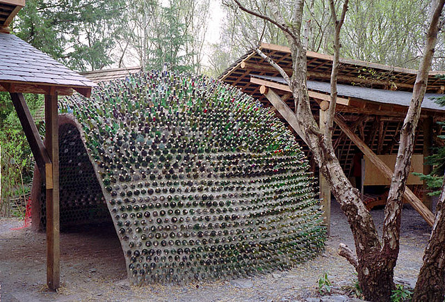 Cúpula construída com 2.500 garrafas de vinho