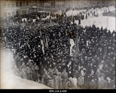 Celebração da declaração da independência com bandeiras tricolores em Dorpat (Pärnu), 23/02/1918 (imagem disponível nos Arquivos Nacionais da Estônia).