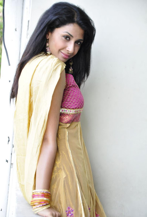 gayatri iyer actress pics