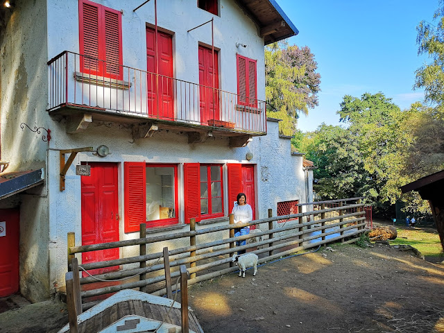 Casa con finestre e persiane rosse, steccato in legno di Villa Pallavicino