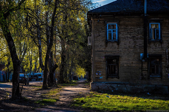 Пешеходная дорожка вдоль заброшенного дома