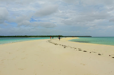 Keindahan Pantai Ngurtafur di Maluku