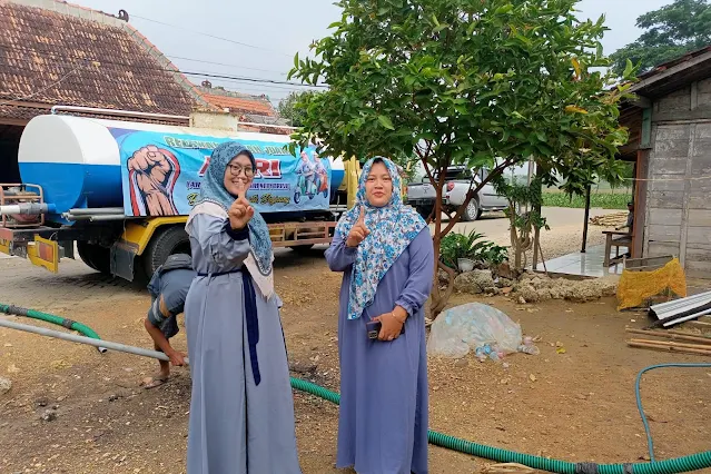 Para relawan rumah juang ASRI yang turut distribusikan air bersih di Banjarejo