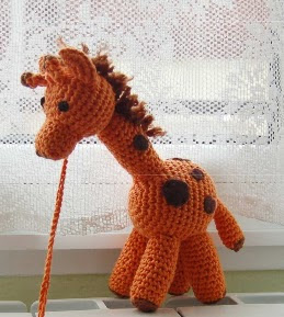 http://dl.dropboxusercontent.com/u/74169808/ganchillo/MIS%20TRABAJOS/amigurumis/Jirafa%20amigurumi.pdf