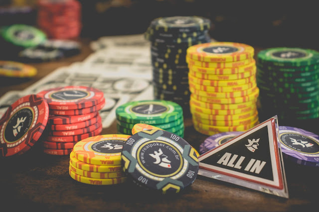 Fichas de Poker sobre a mesa com indicação All In