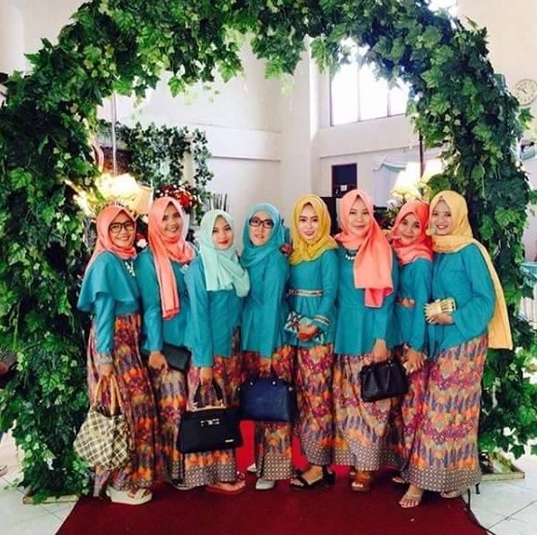 Trend Baju Muslim Kebaya Modern Kombinasi Batik untuk 
