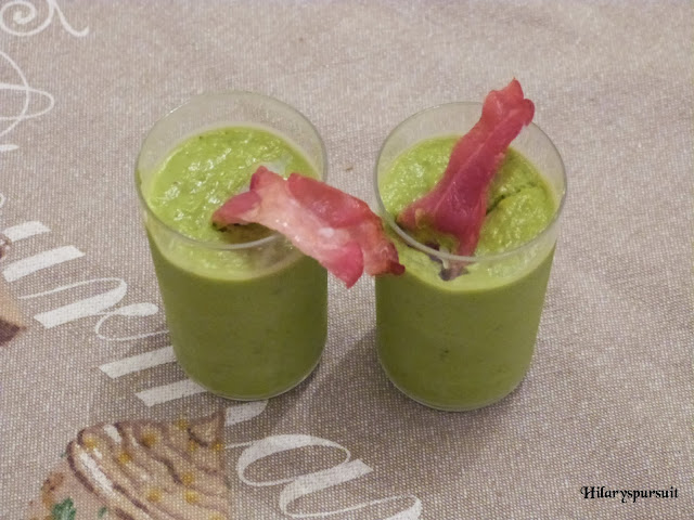 Verrine de soupe de petits pois et lard croustillant