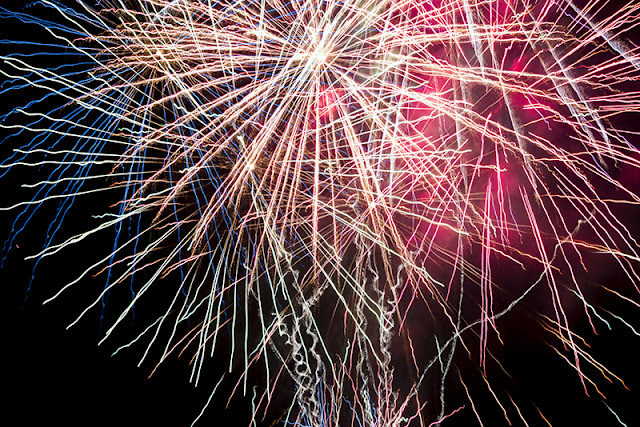 Fuegos artificiales para la inauguración de Tres corcheas y unas letras.