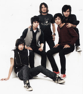 Foto personil Domino Band Discography