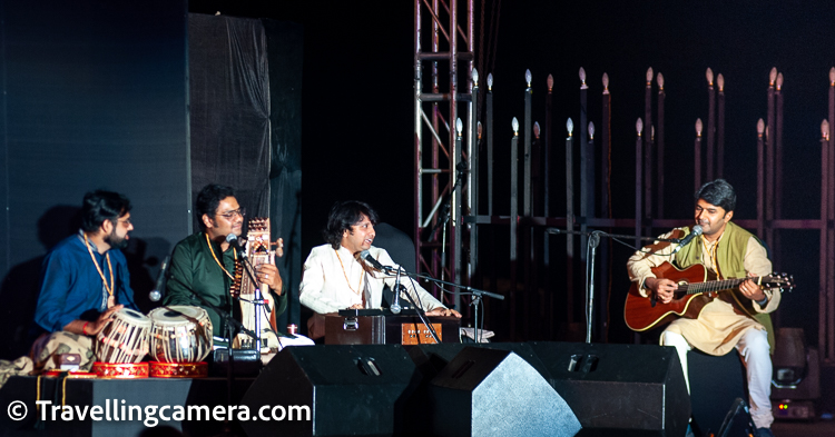 Kabir’s famous ‘Chadariya jheeni re jhini’, played by Soule to accompany Ishara’s moving performance had the audience on their feet.